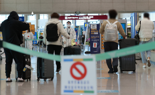 20일 인천국제공항 제1여객터미널 입국장에서 해외 입국자들이 방역절차에 따라 이동하고 있다. 방역 당국은 국내 신종 코로나바이러스 감염증(코로나19) 유행 상황과 관련해 전파력이 더 센 것으로 알려진 해외유입 변이 바이러스가 계속 확산하는 데다 앞서 보고되지 않았던 인도발 '이중 변이'까지 확인되면서 '4차 유행'이 본격 확산하는 것에 대해 우려를 표하고 있다. /연합뉴스