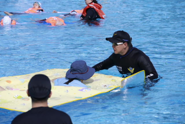 해양경찰청 직원이 초등학생을 대상으로 생존 수영 강의를 진행하고 있다./사진 제공=해양경찰청