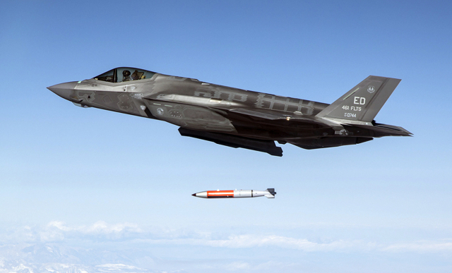 미 공군 제412시험비행단 소속 461시험비행대대가 2019년 11월 25일 F-35A 전투기에 탑재된 'B61-12 핵폭탄' 투하 시험을 실시하고 있다. 미국이 ‘B61-12 핵폭탄’을 한국에 공유해준다면 한국 공군이 구매한 F-35A에 탑재해 유사시에 대비한 대북억제용으로 활용할 수도 있다. /사진제공=미국 국방부
