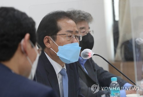 무소속 홍준표 의원이 3월 18일 오후 서울 마포구 현대빌딩에서 열린 '더 좋은 세상으로(마포포럼)' 세미나에 참석해 인사말을 하고 있다. [국회사진기자단]
