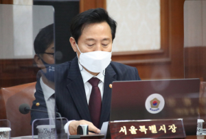 오세훈 서울시장이 20일 정부서울청사에서 열린 국무회의에 참석해 있다. /연합뉴스