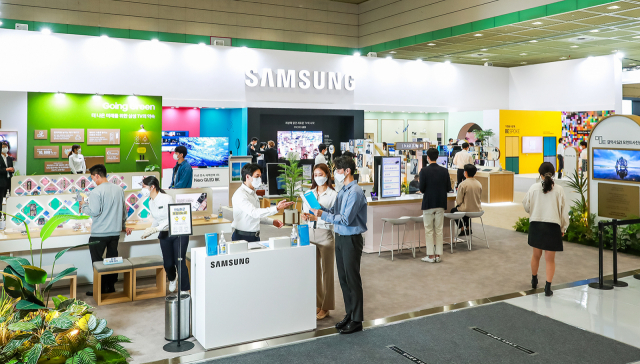 삼성전자가 21일부터 23일까지 서울 코엑스(COEX)에서 열리는 ‘월드 IT쇼 2021(World IT Show 2021)’에 참가해 보다 나은 일상을 선보인다. 관람객들이 부스에서 삼성전자 혁신제품들을 체험하고 있다./사진제공=삼성전자