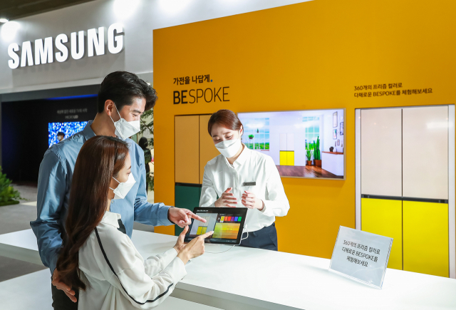 서울 코엑스에서 열린 '월드IT쇼 2021' 삼성전자관에서 관람객이 ‘BESPOKE 냉장고’의 360가지 프리즘 컬러를 직접 조합해보는 체험을 하고 있다./사진제공=삼성전자