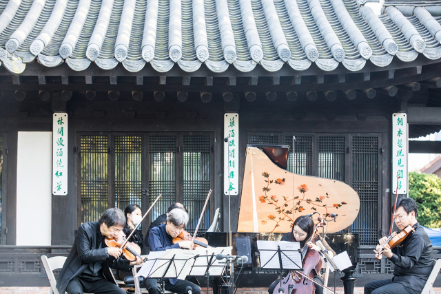 지난해 코로나 19로 5월 아닌 10월로 연기해 진행한 제15회 서울스프링실내악축제의 윤보선 고택 살롱 콘서트/사진=SSF