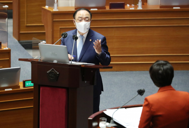 홍남기 국무총리 직무대행이 20일 오후 국회 본회의에서 열린 경제분야 대정부 질문에서 김은혜 국민의힘 의원으로부터 향후 코로나19 백신 확보 여부 등에 대한 질문에 답하고 있다. /연합뉴스