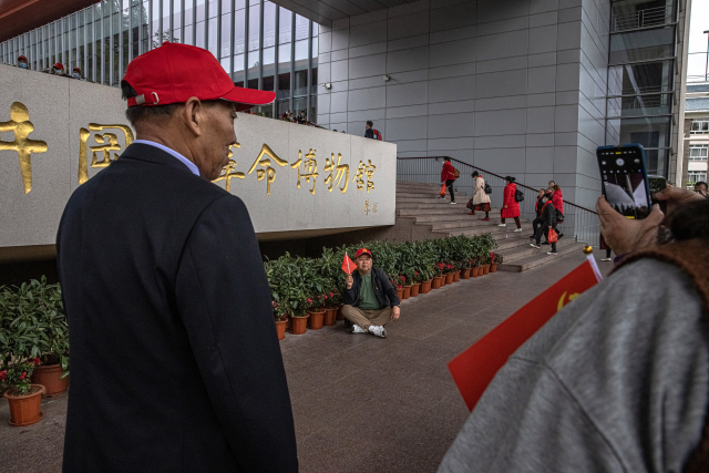 지난 8일 중국 장시성 징강산혁명박물관을 방문한 관광객들이 기념사진을 찍고 있다. /EPA연합뉴스