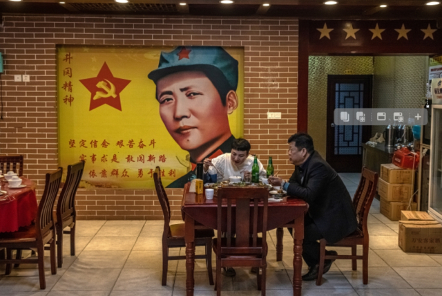 중국 장시성 징강산시의 한 식당에 젊은날의 마오쩌둥 사진이 걸려 있다. /EPA연합뉴스