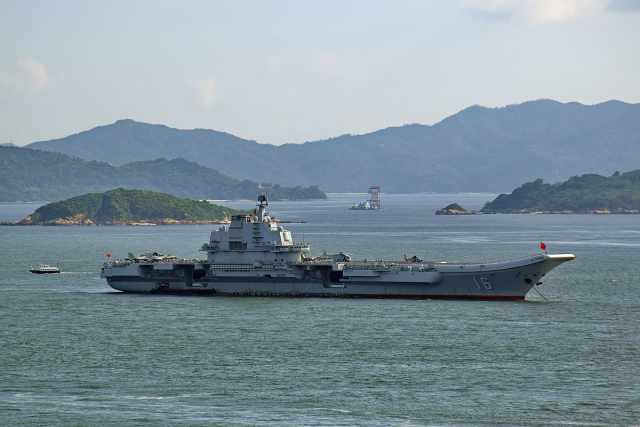 중국의 중형항공모함 랴오닝호 모습. 중국은 현재 2척의 중형항모를 보유중이며 2049년까지 총 10여척의 항모를 보유할 예정이다.