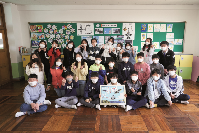 부산 동신초등학교 6학년 1반 선생님과 학생들이 기념촬영을 하고 있다./사진제공=한국항공우주