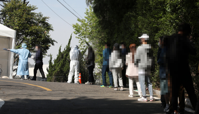 21일 오전 광주 남구 선별진료소에서 시민들이 신종 코로나바이러스 감염증(코로나19) 검사를 받기 위해 줄 서 있다. /연합뉴스