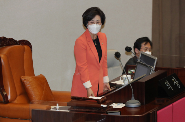 김상희 국회 부의장이 20일 서울 여의도 국회 본회의에서 진행된 경제분야 대정부질문에서 의장석에서 사회를 보고 있다./권욱 기자