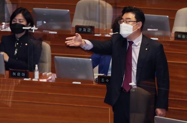 김성원 국민의힘 원내수석부대표가 20일 서울 여의도 국회 본회의에서 진행된 경제분야 대정부질문에서 김상희 국회 부의장이 사회를 위해 의장석에 앉자 전날 발언에 대해 사과를 요구하고 있다./권욱 기자