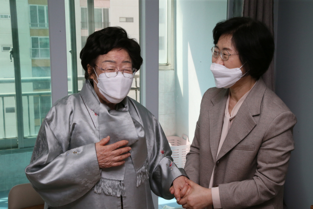 정영애(오른쪽) 여성가족부 장관이 지난 7일 오전 대구 수성구의 일본군 위안부 피해자 이용수 할머니의 새 거처를 방문하고 있다. /사진제공=여가부