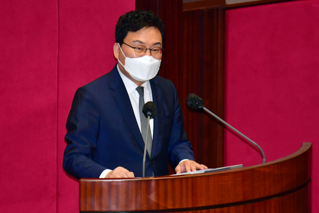 무소속 이상직 의원이 21일 오후 국회 본회의에서 검찰의 체포동의안에 대한 신상 발언을 하고 있다. /권욱기자