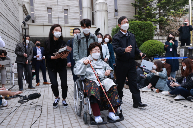 이용수 할머니가 21일 일본군 위안부 피해자들이 일본 정부를 상대로 국내 법원에 제기한 2차 손해배상 청구 소송 선고 공판이 난 뒤 서울 서초동 중앙지방법원에서 나오고 있다. 재판부는 이 할머니 등 피해자와 유족 20명이 낸 손해배상 청구 소송을 각하했다. /연합뉴스