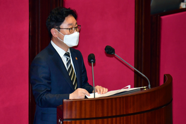 박범계 법무부 장관이 21일 오후 국회 본회의에서 이상직 무소속 의원에 대한 체포 동의 요청 이유 설명을 하고 있다. /권욱 기자