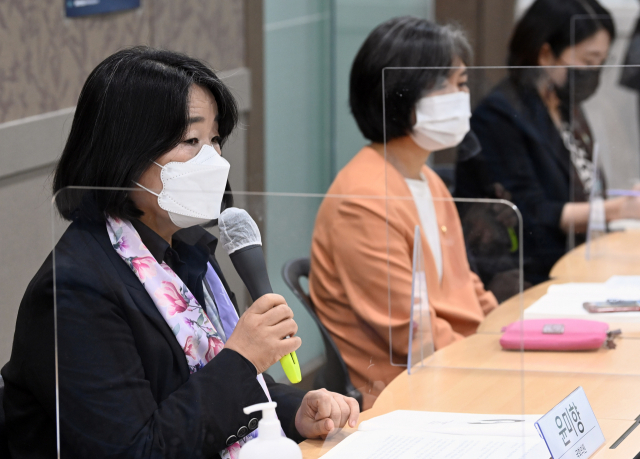 윤미향 더불어민주당 의원이 19일 서울 여의도 이룸센터에서 열린 경비노동자 과로사 방지를 위한 국회토론회에서 발언하고 있다./연합뉴스