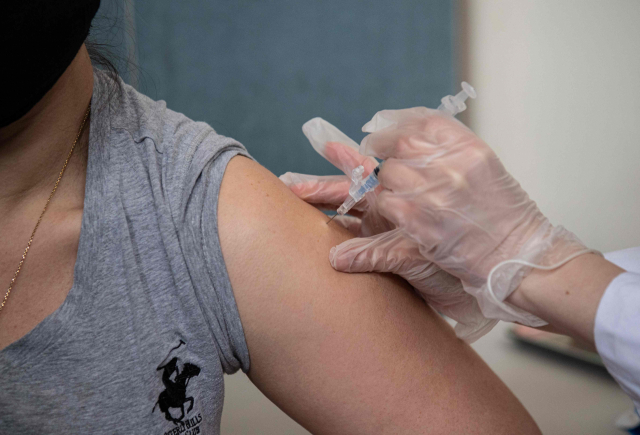 16일 뉴욕에서 한 간호사가 신종 코로나바이러스 감염증(코로나19) 백신을 접종하고 있다. /AFP연합뉴스