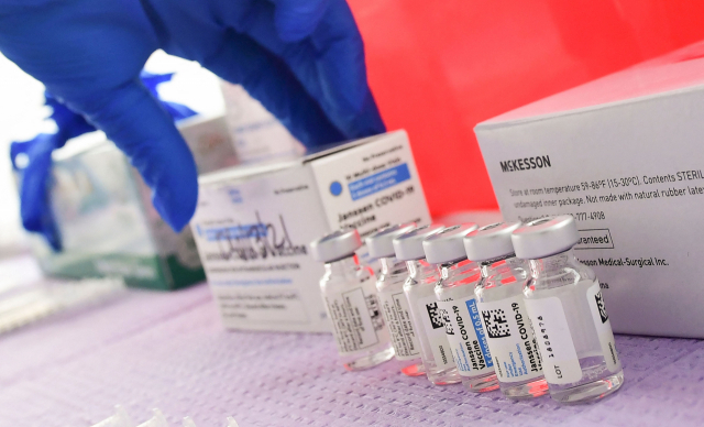 백신 '혈전' 부작용 논란에 美 전문가들 '코로나19 감염이 혈전 발생 위험 더 커'