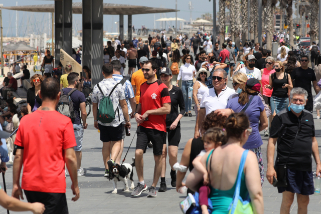 지난 17일(현지시간) 이스라엘 텔아비브 해변에서 수많은 인파가 마스크 없이 따뜻한 햇볕을 즐기고 있다./EPA연합뉴스