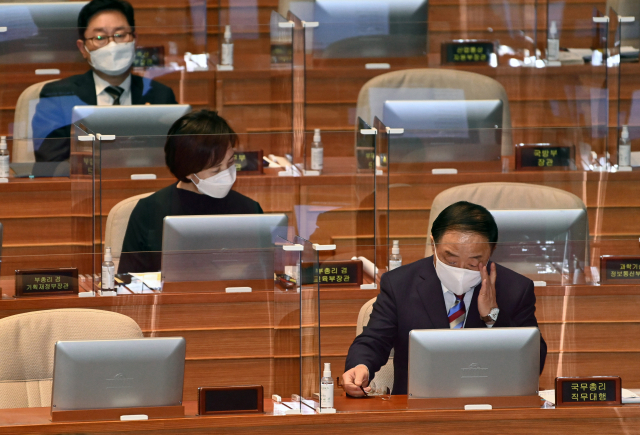 홍남기 국무총리 직무대행(앞), 유은혜 사회부총리 겸 교육부 장관(가운데) 등 국무위원들이 21일 서울 여의도 국회 본회의에서 진행된 교육·사회·문화 분야 대정부질문에 출석하고 있다. /연합뉴스