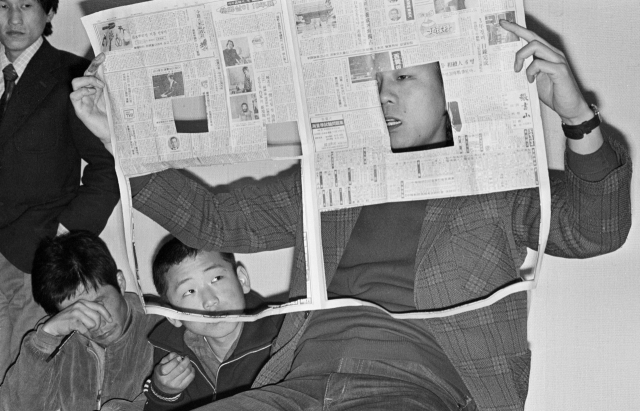 성능경의 1976년작 '신문읽기' 퍼포먼스의 당시 모습. /사진제공=경기도미술관