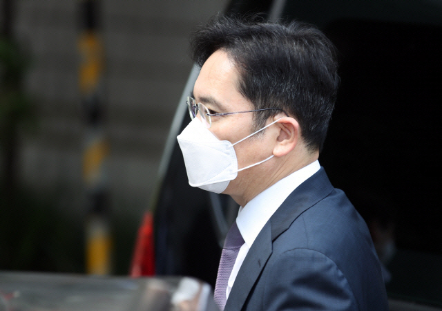 '충수염' 앓은 이재용, 수척한 모습으로 출석…변호인 '재판 연기 감사'
