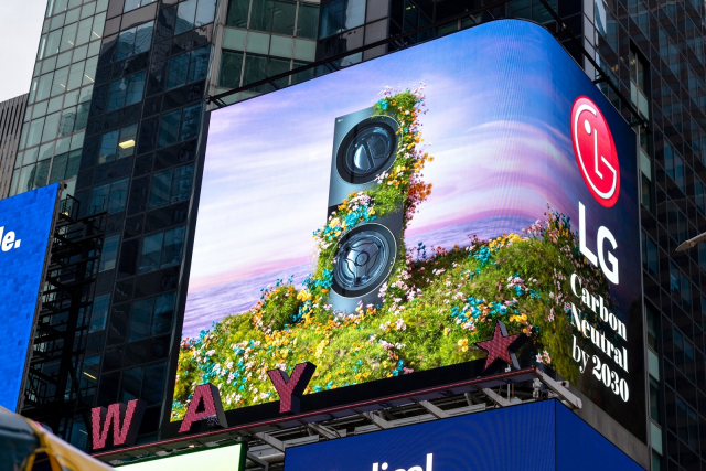 LG전자 미국법인이 미국 뉴욕 맨해튼 타임스스퀘어에 있는 전광판을 활용해 탄소중립을 위한 캠페인을 진행하고 있다. /사진제공=LG전자