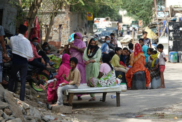 인도 수도 뉴델리 내 코로나19 확진자가 폭증한 가운데 지난 19일 뉴델리 한 빈민가에서 주민들이 밀집해 이야기하고 있다. 상당수는 마스크를 쓰지 않았다. /연합뉴스