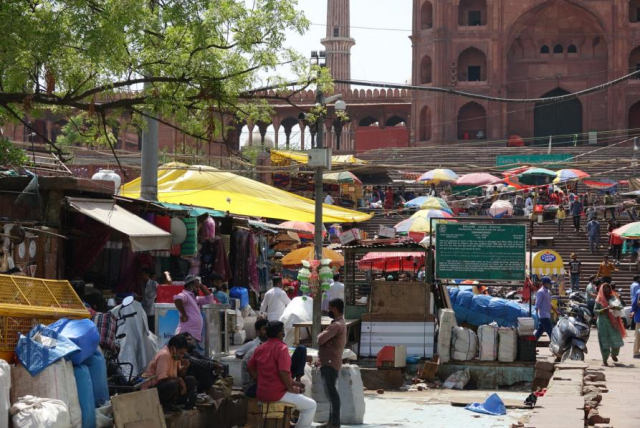 인도 수도 뉴델리 내 코로나19 확진자가 폭증한 가운데 지난 19일 뉴델리 이슬람 사원 자마 마스지드 앞 시장에 사람들이 모여있다. /연합뉴스