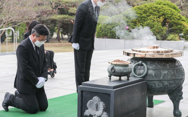 윤호중 더불어민주당 비대위원장 겸 원내대표가 22일 오전 원내대표단과 서울 동작구 국립서울현충원 방문, 현충탑 앞에서 무릎을 꿇고 참배하고 있다./연합뉴스