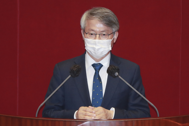 민형배 더불어민주당 의원이 지난달 24일 서울 여의도 국회에서 열린 본회의에서 토론을 하고 있다. /권욱 기자
