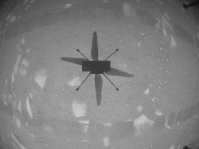 화성 드론 인제뉴어티가 비행 중 찍은 자신의 그림자. /NASA
