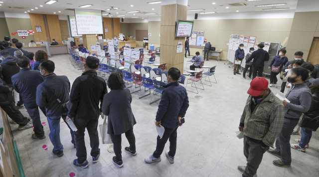 14일 서울시내 한 고용센터에서 방문객들이 실업급여 교육 신청을 위해 대기해 있는 모습. /연합뉴스