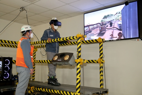 삼성중공업 근로자가 VR장비를 통한 안전 체험을 진행하고 있다./사진제공=삼성중공업