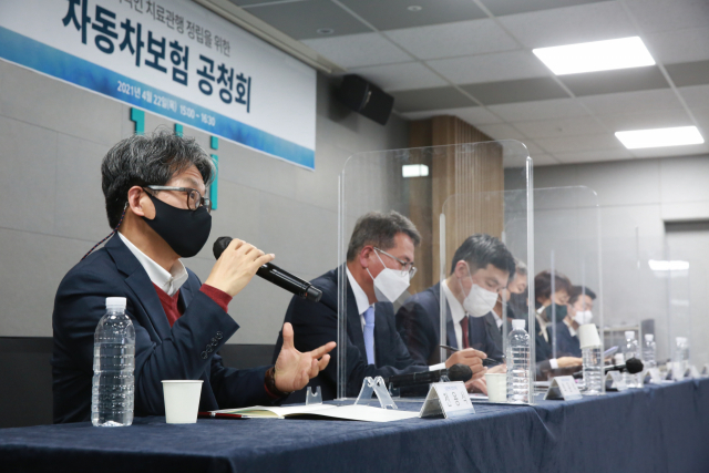 전용식 보험연구원 선임연구위원이 22일 보험연구원 주최로 열린 '합리적인 치료관행 정립을 위한 자동차보험 공청회'에서 발언하고 있다. /사진 제공=보험연구원