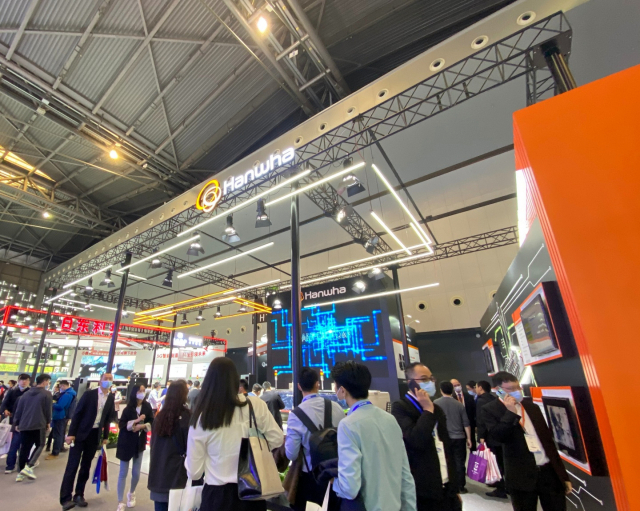 중국 상해 전시 센터에서 열린 'NEPCON CHINA(넵콘 차이나) 상해 2021'에 전시된 한화정밀기계 장비들을 중국 고객들이 살펴보고 있다./사진제공=한화정밀기계