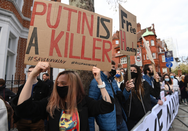 [사진] '푸틴은 살인자' 영국서 나발니 석방 시위