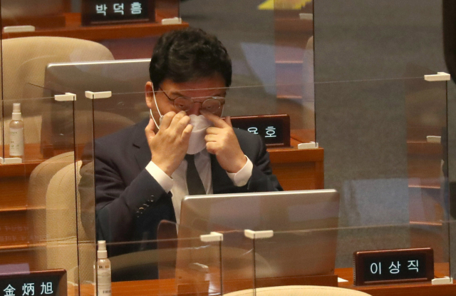 이상직 무소속 의원이 21일 서울 여의도 국회에서 열린 본회의에 출석하고 있다. 국회는 이날 이 의원의 체포 동의안을 가결했다. /권욱 기자