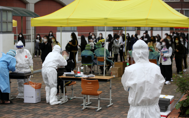 22일 오후 광주 북구 한 고등학교에 마련된 임시선별진료소에서 학생들이 코로나19 검사를 받고 있다. /연합뉴스
