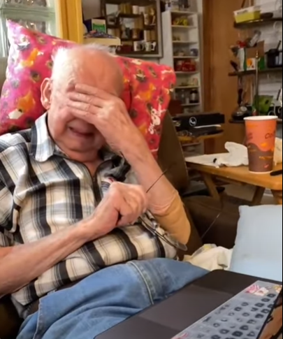 미국 캘리포니아에 거주하는 98세 제이크 라슨이 세상을 떠난 아내의 인공지능(AI)을 보고 눈물을 흘리고 있다./출처=틱톡
