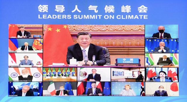 22일 화상으로 열린 기후 정상회의에 참석한 각국 정상들의 모습이 보인다. 시진핑 중국 국가주석이 발언하고 있다. 오른쪽 위에 검은색 마스크를 한 사람이 조 바이든 미국 대통령이다. /신화연합뉴스