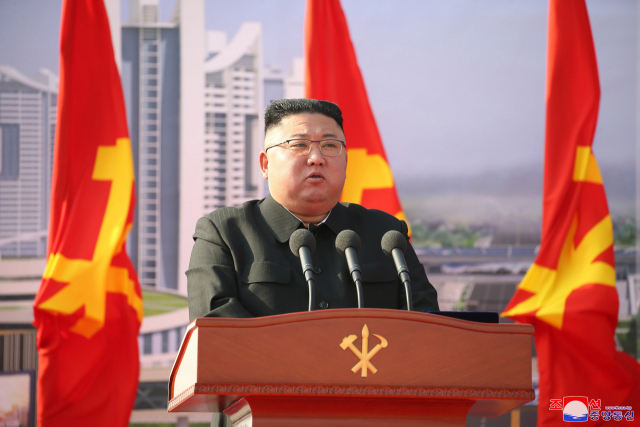김정은 북한 국무위원장이 지난 23일 수도 평양에 주택 1만세대를 짓는 착공식에 참석해 연설했다고 조선중앙통신이 보도했다. /연합뉴스