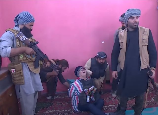 [영상]폭탄조끼 입고 졸도한 유명 배우…'ISIS 설정' 도 넘은 이라크 TV