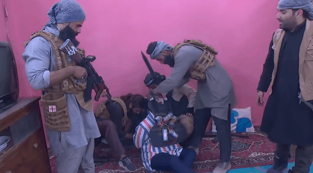 이라크 유명 배우 네스마가 이라크의 한 TV프로그램의 몰래카메라 코너에서 ISIS 요원인 척 하는 방송인들에게 협박을 당하고 있다./출처=Asia TV 유튜브