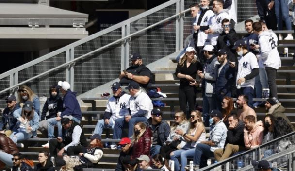 이달 초 미국 야구장의 모습. 마스크를 쓴 사람과 벗은 사람이 혼재되어 있다. /EPA연합뉴스