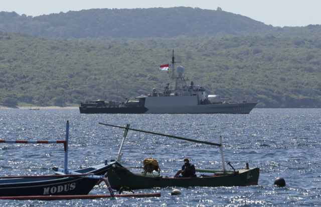 인도네시아 해군 함정 'KRI 싱가'가 22일(현지시간) 동자바주의 반유왕이 항구에서 실종된 해군 잠수함 'KRI 낭갈라 402호'의 수색 작전에 참여하기 위해 출항하고 있다. 인도네시아 해군은 전날 발리섬 인근 해역에서 53명을 태우고 훈련하던 독일제 잠수함 낭갈라함과 연락이 두절돼 수색 중이라고 밝혔다. /AP연합뉴스
