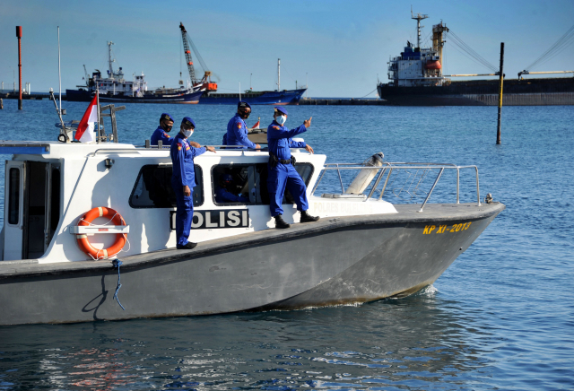 인도네시아 해경이 22일 불레렝주의 셀루칸 바왕 항구에서 실종된 해군 잠수함의 수색 작전에 나서고 있다. /AFP연합뉴스