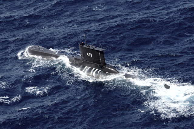 인도네시아 발리섬 인근 해역에서 훈련 도중 연락이 두절된 독일산 재래식 잠수함 'KRI 낭갈라 402호'가 2014년 10월 6일 동자바섬의 투반 인근 해상을 항해할 당시 모습. 인도네시아 해군은 21일 잠수함 수색 작전에 나섰다고 밝혔다. /AP연합뉴스