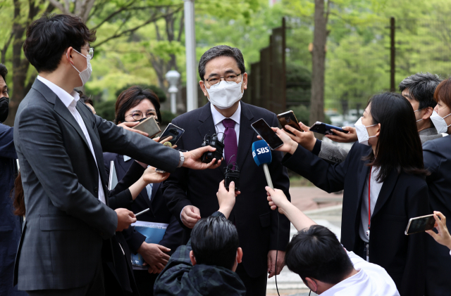 곽상도 의원이 23일 오전 정부과천청사 고위공직자범죄수사처(공수처)를 항의 방문하기 앞서 취재진 질문에 답하고 있다. /연합뉴스